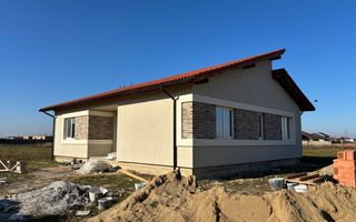 Casa individuala cu 4 camere in Mosnita Noua zona Castel - Poză 1