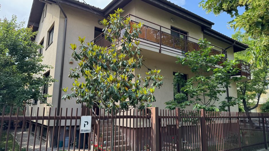 Casa de vânzare zona Favorit - Poză 1