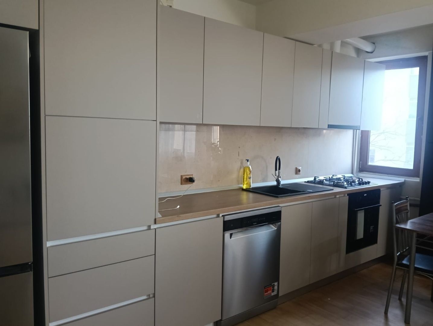 Închiriez apartament cu 2 camere, Mall Vitan, centrală proprie - Poză 2