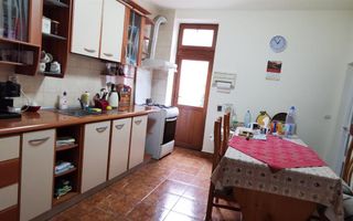 Casa in Centru zona linistita - Poză 2