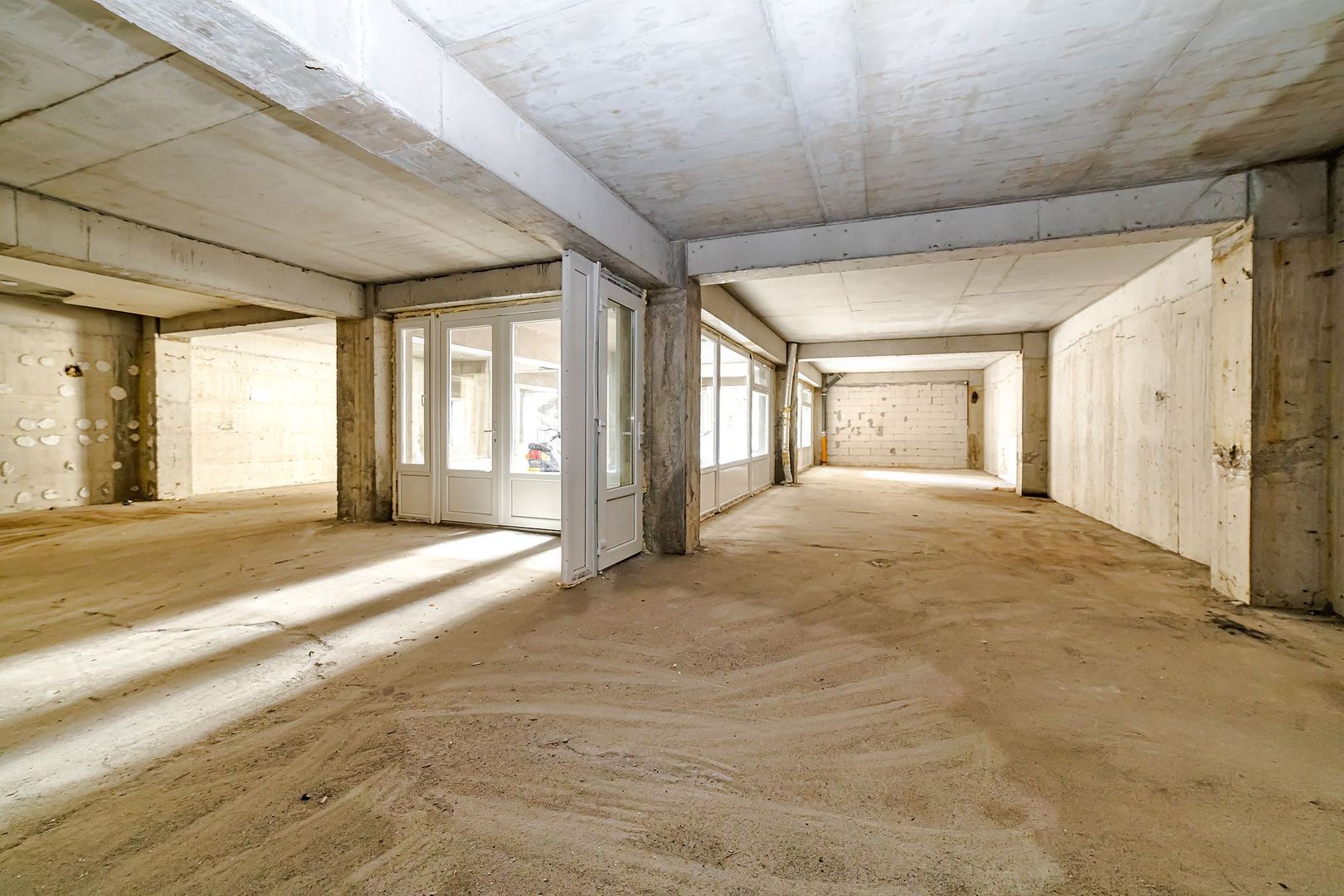 Spațiu comercial amplu și versatil - Poză 1