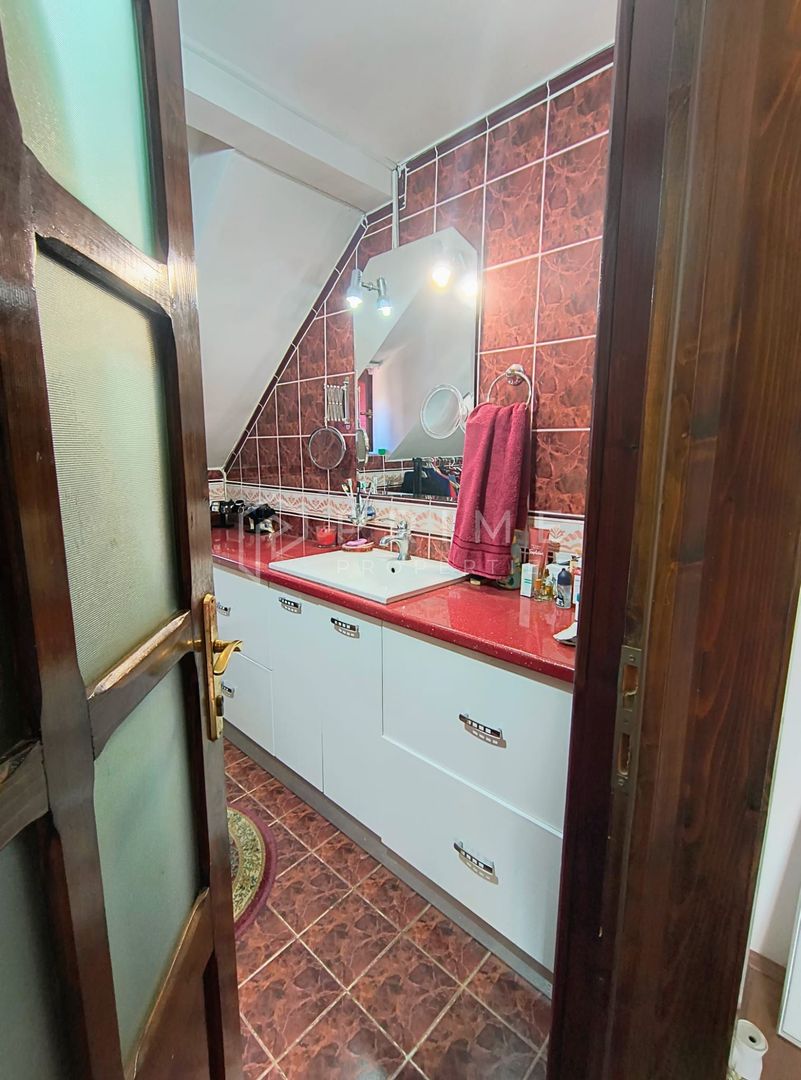 Casa perfectă pentru familie – curte, foișor cu grătar și garaj triplu - Poză 21