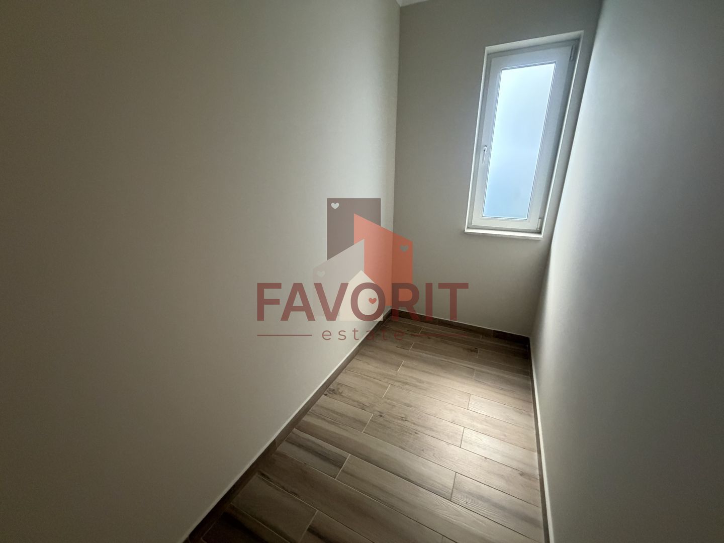 Bucatarie inchisa. Curte proprie. Cu 2 bai - Poză 10