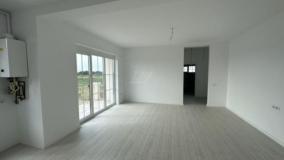 Etaj 1. Bloc la asfalt. Balcon mare. Loc de parcare. - Poză 3