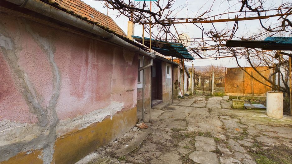 Casă modestă cu 3 camere în Ghioroc - Poză 7