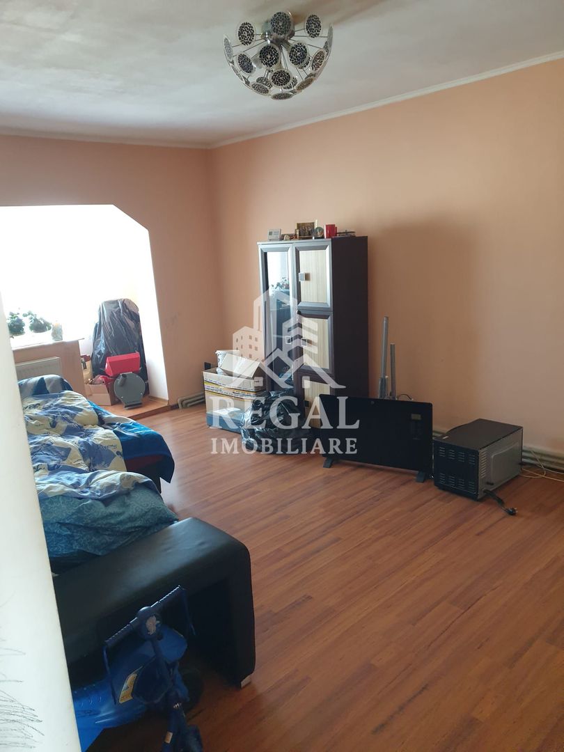 Apartament cu 3 camere de vânzare. Zona Micro 5 - Poză 1