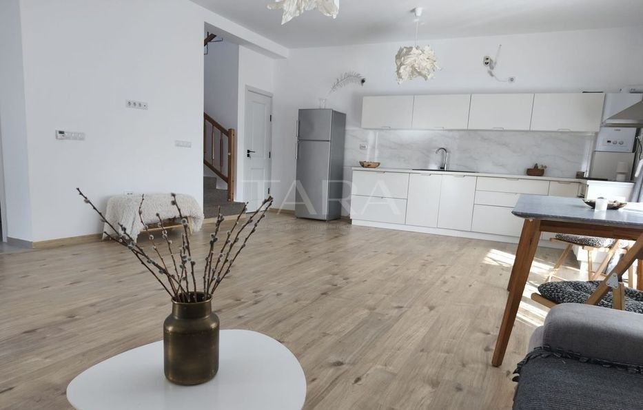 Casă spațioasă, renovată complet, într-o zonă liniștită - Poză 6