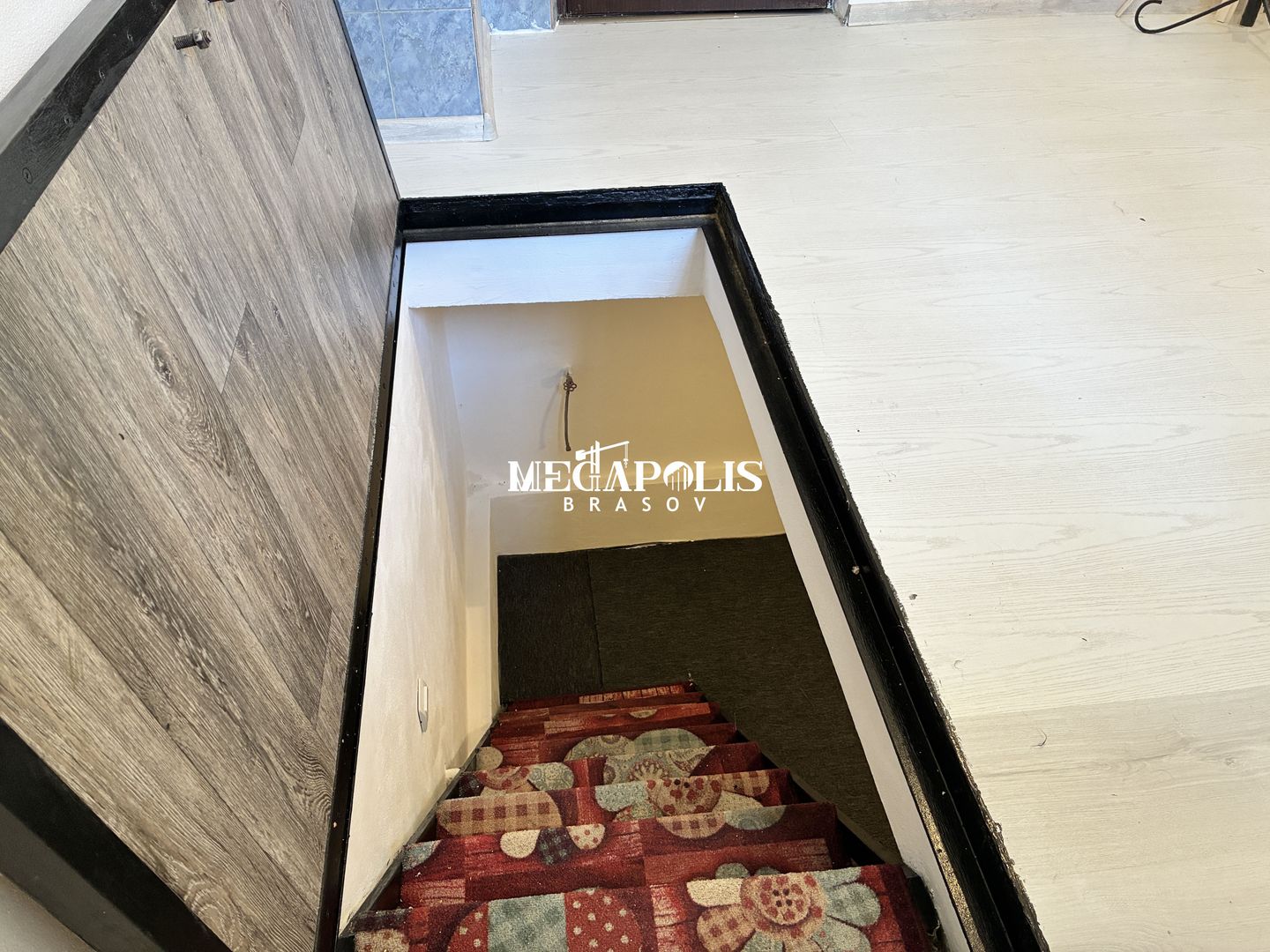 Cămin / Cameră 10 mp + demisol 10 mp  / Renovată - Poză 3