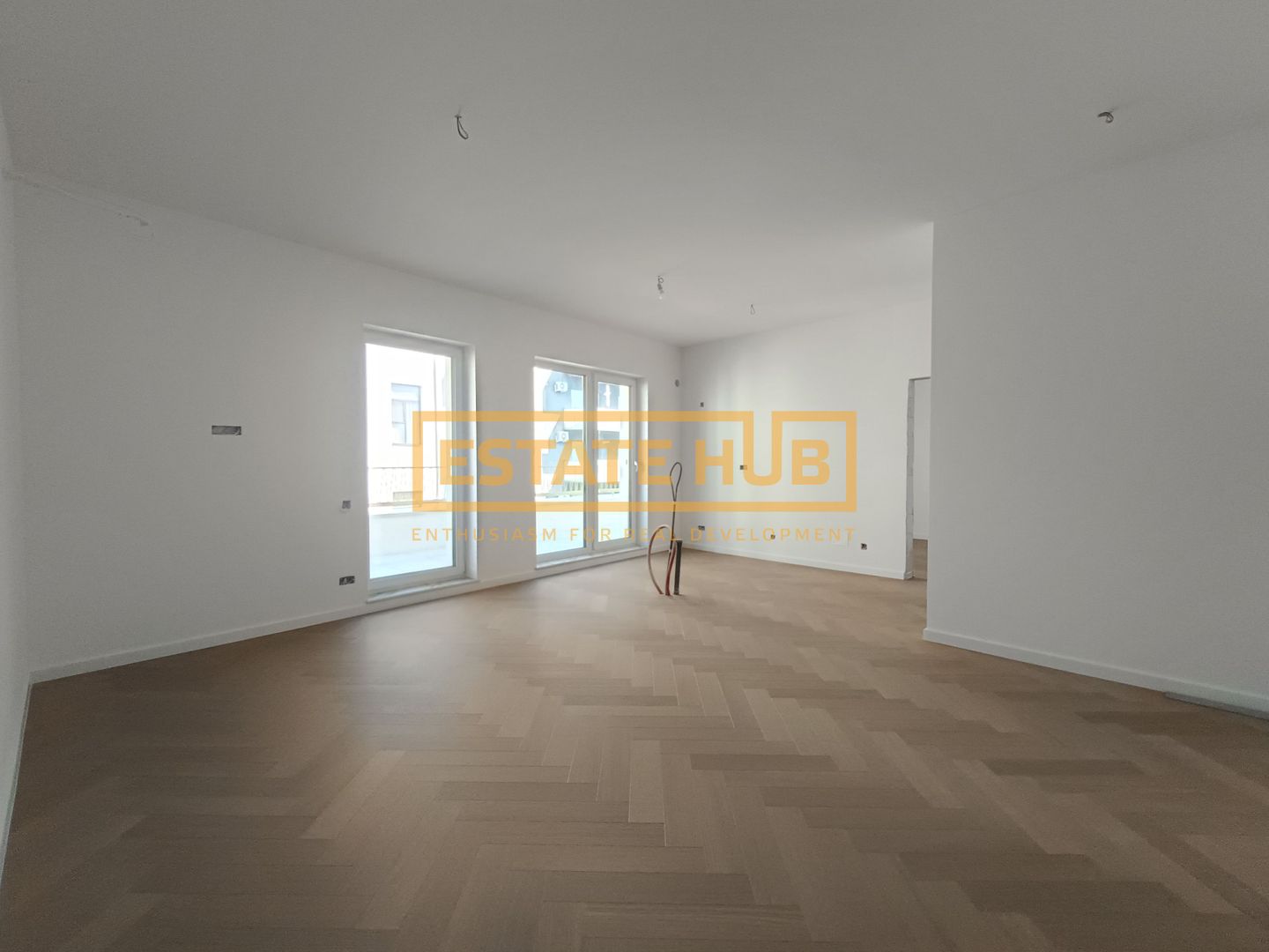 Apartament 4 camere FINISAT | zona Centrala | Parcare inclusa - Poză 1