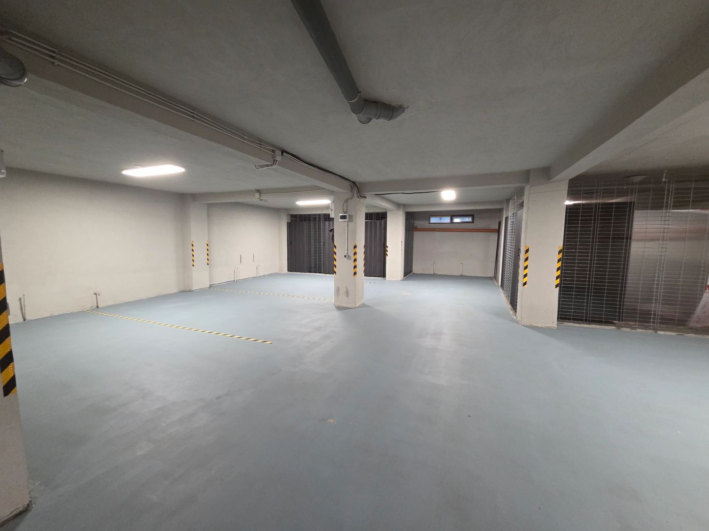Spatiu subsol 227mp cu parcari subterane si boxe - Poză 3