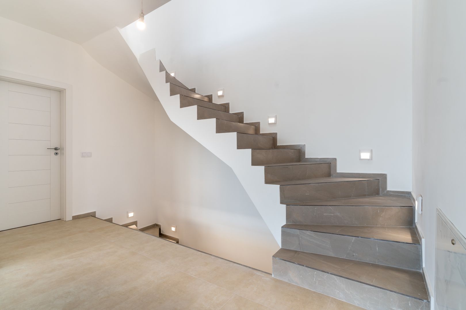 Casă / Vilă cu 5 camere de închiriat în zona Dambul Rotund - Poză 6