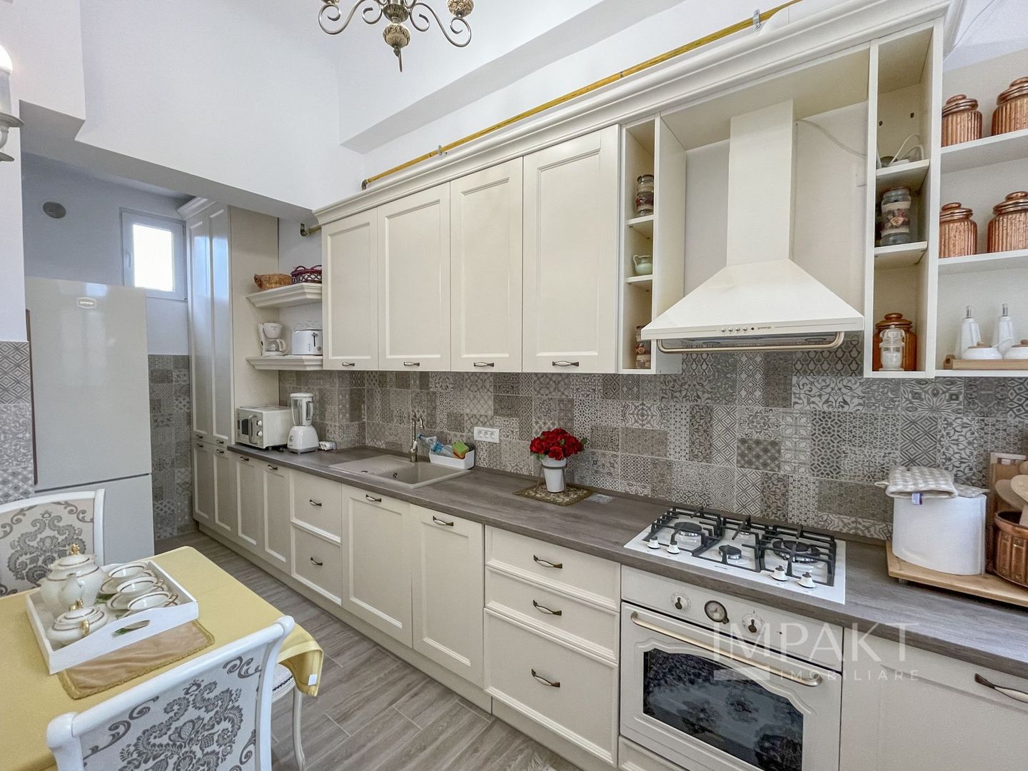 Apartament deosebit cu 3 camere, curte si parcare, aproape de Centru - Poză 9