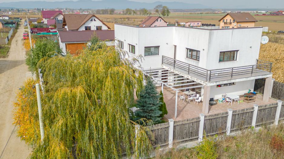 Casa individuala formata din living si 4 dormitoare in Halchiu - Poză 1