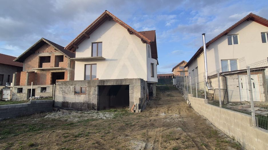 Casa 5 camere 2 bai garaj la subsol si teren 500 mp in Sura Mare - Poză 1