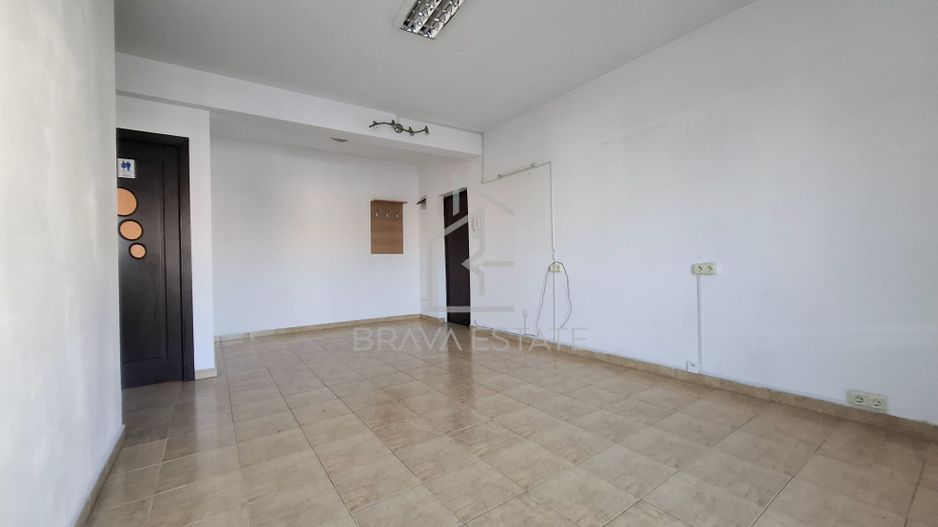 Spațiu comercial, 40mp, parcare, baie, balcon, strada Eroilor - Poză 3