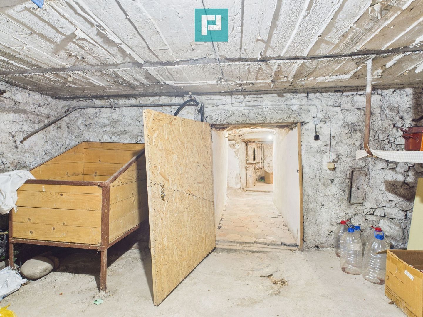 Două case, curte mare, lângă Castelul Huniazilor - Poză 35