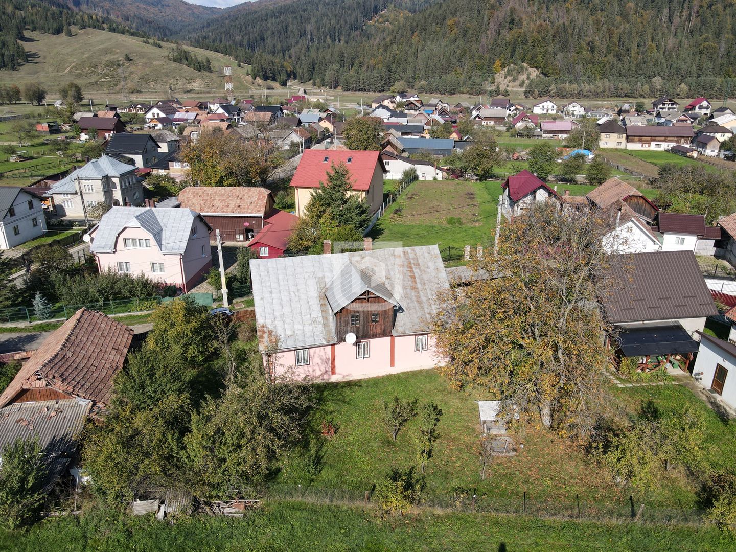 Casa traditional bucovineana la poalele muntilor Bucovinei - Poză 4