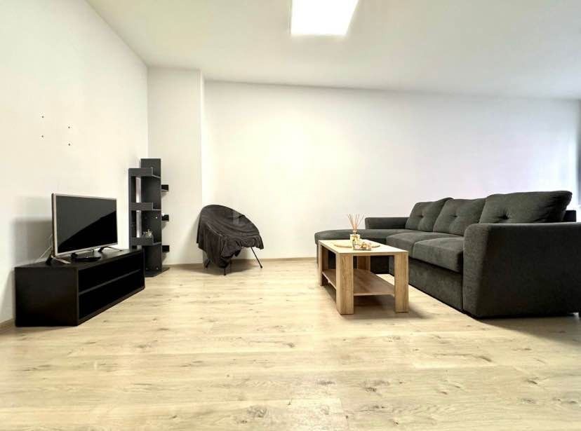 Apartament Modern cu Terasă Spațioasă - Poză 2