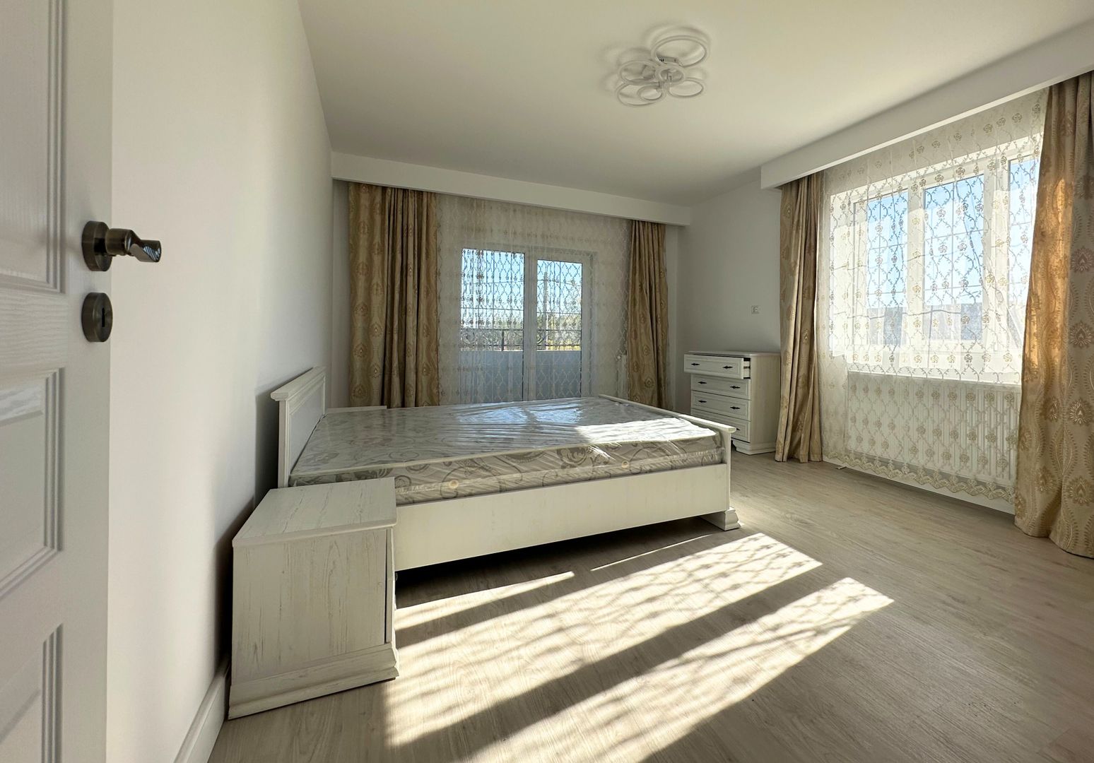 Vânzare casă 5 camere nouă elegantă și spațioasă în Hărman - Poză 18