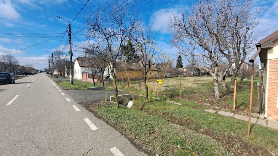 Teren imprejmuit pretabil pentru casa in vatra satului | Giarmata - Poză 1