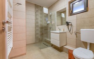 Pensiune Râșnov, 13 camere plus locuință proprietar, zonă Cetate - Poză 37