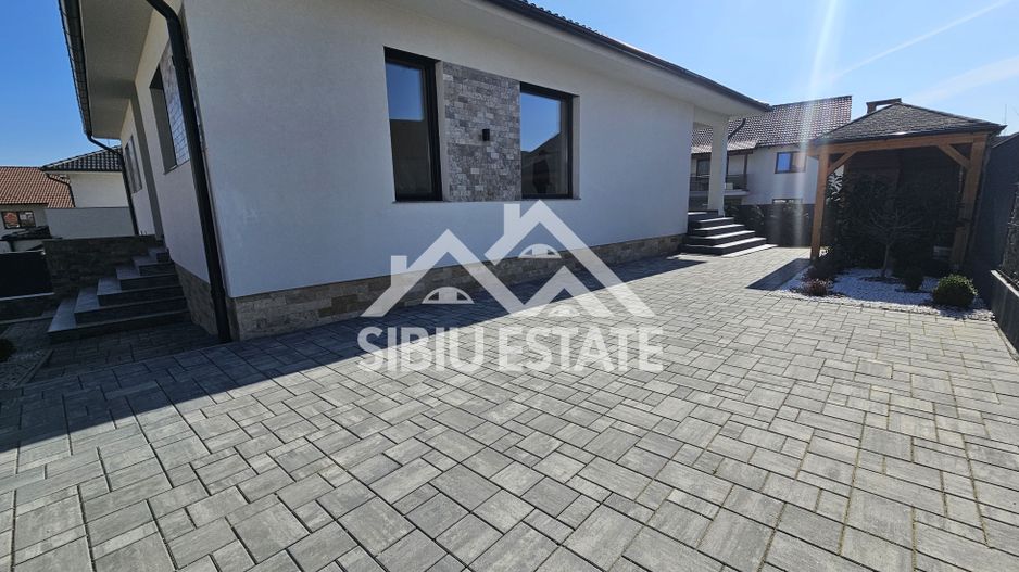 Casa Sibiu, intrare Selimbar, garaj, pivnita, curte mare - Poză 16