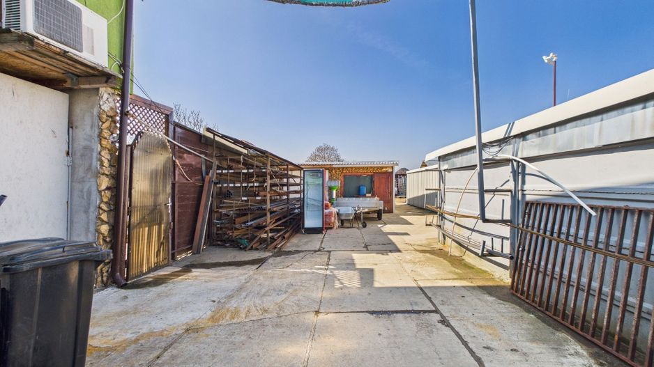 Casa cu potential multiplu in Curtici - Poză 47