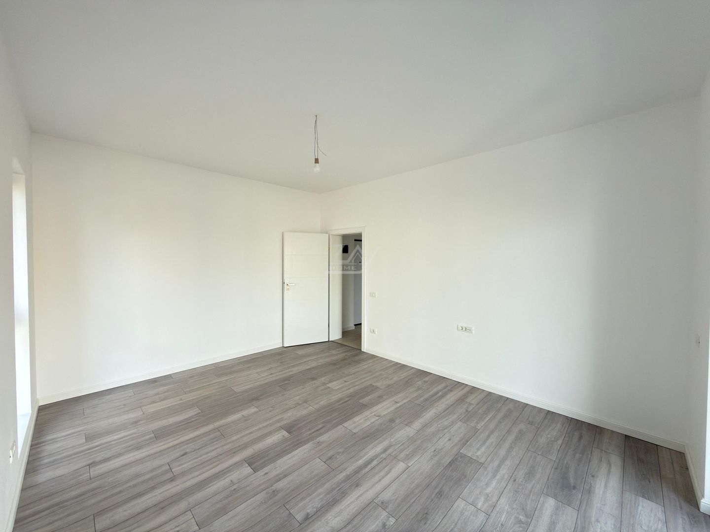 Bloc finalizat la asfalt. Decomandat. Etaj 1. Loc de parcare. - Poză 3