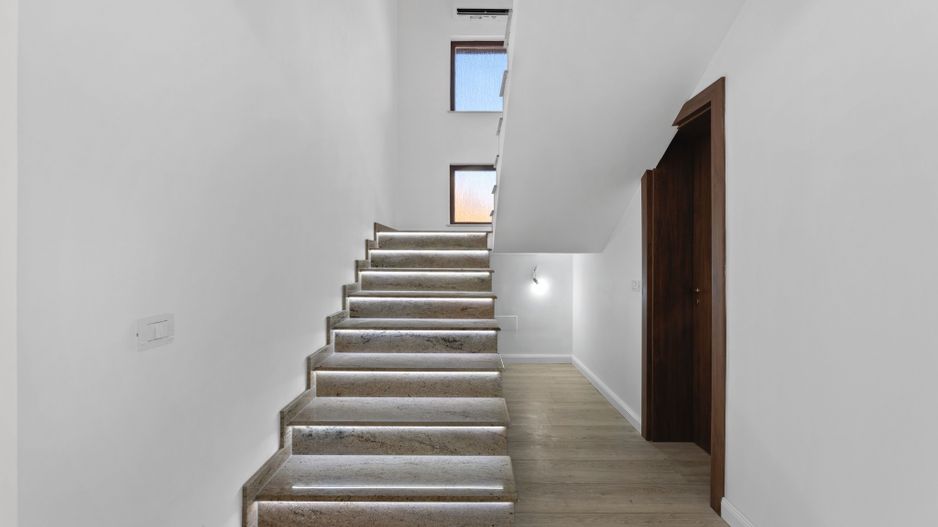Eleganta, Confortul, Calitatea, liniste Vila P+M Garaj Pecica Arad - Poză 4