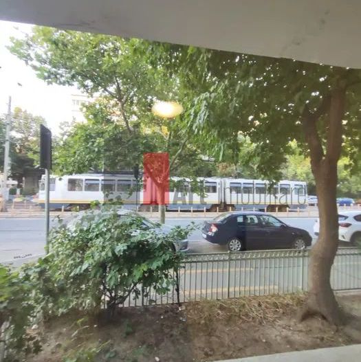 Spatiu Eroii Revolutiei, stradal, parter de bloc, trafic pietonal - Poză 1