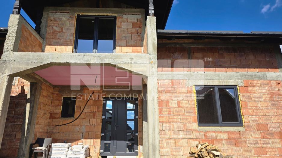 Casă la roșu la 165000 euro I Pe teren de 32 de ari I Măneuți - Poză 1