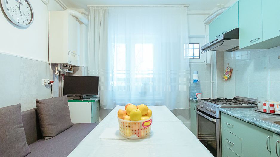 La poalele Tâmpei,  având în apropiere parc, magazine, stație autobuz - Poză 4