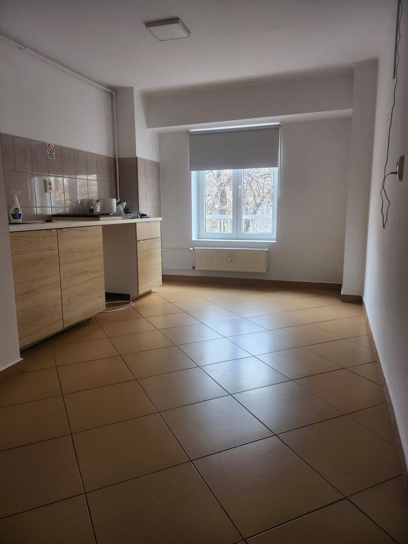 Închiriez apartament 2 camere nemobilat, Piața Muncii, pretabil birou - Poză 5