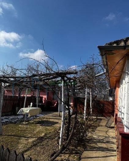 Casa locuibila la 39 km de Iasi, in Hermeziu, racordata la apa - Poză 3