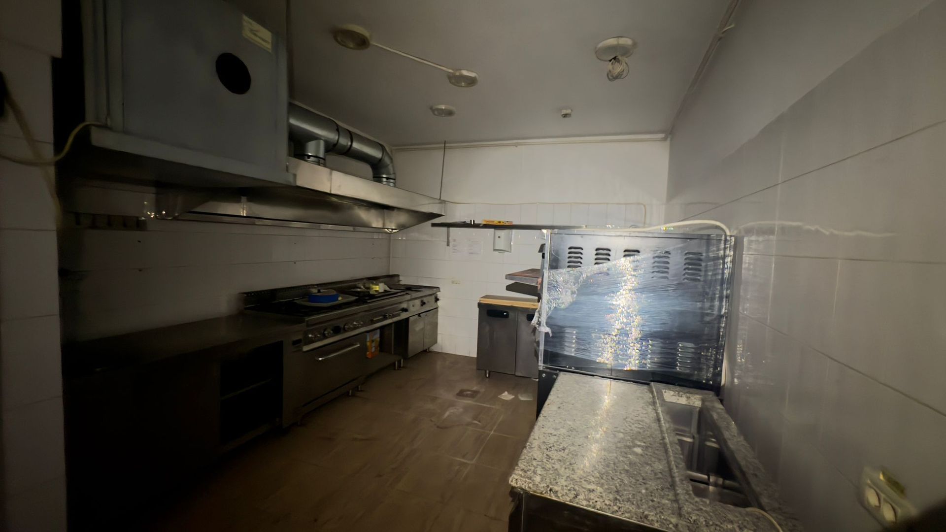 SPATIU COMERCIAL, 160 MP UTILI, CENTRALA, BLOC NOU, COMPARTIMENTAT - Poză 3