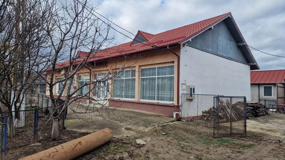 Se oferă spre vânzare / închiriere clădire cu spațiu comercial - Poză 16