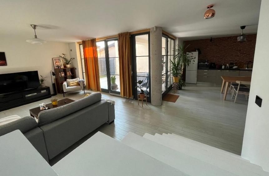 Locuinta spatioasa in triplex - Poză 1