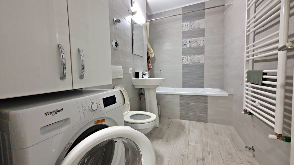 Coresi -Bloc Maurer M9, etajul 1, mobilat, parcare - Poză 3