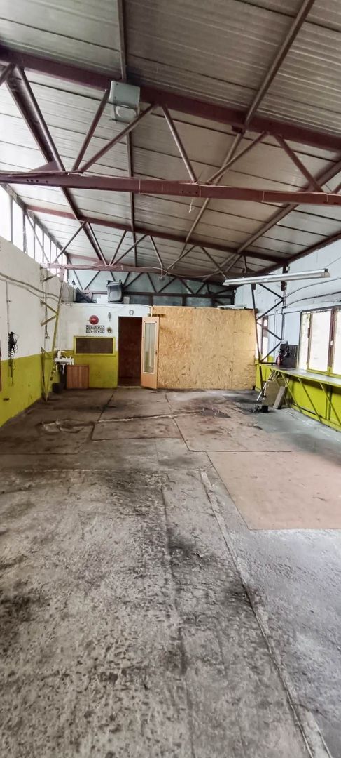 Proprietate cu 2 hale si casa la inchiriat,teren 1350mp - Poză 11
