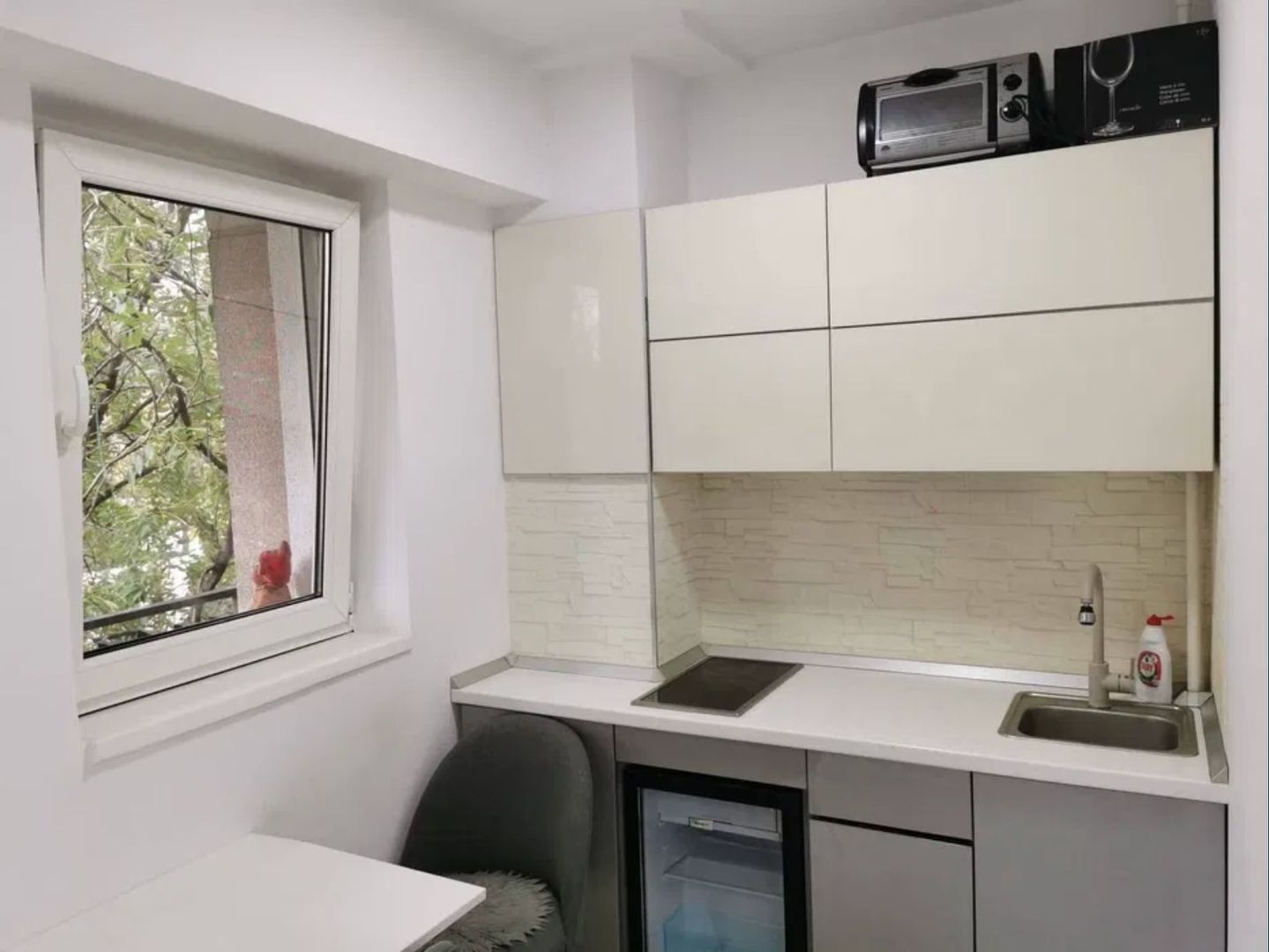 GARSONIERA BUCATARIE INCHISA, BLOC NOU, MOBILAT/UTILAT MODERN, CURAT - Poză 1