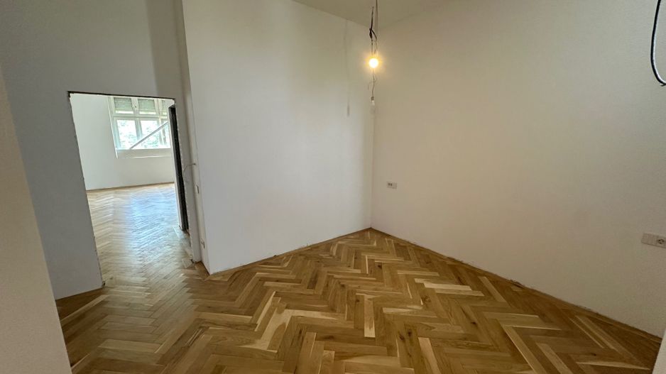 Apartament renovat în clădire istorică - are garaj - Poză 12