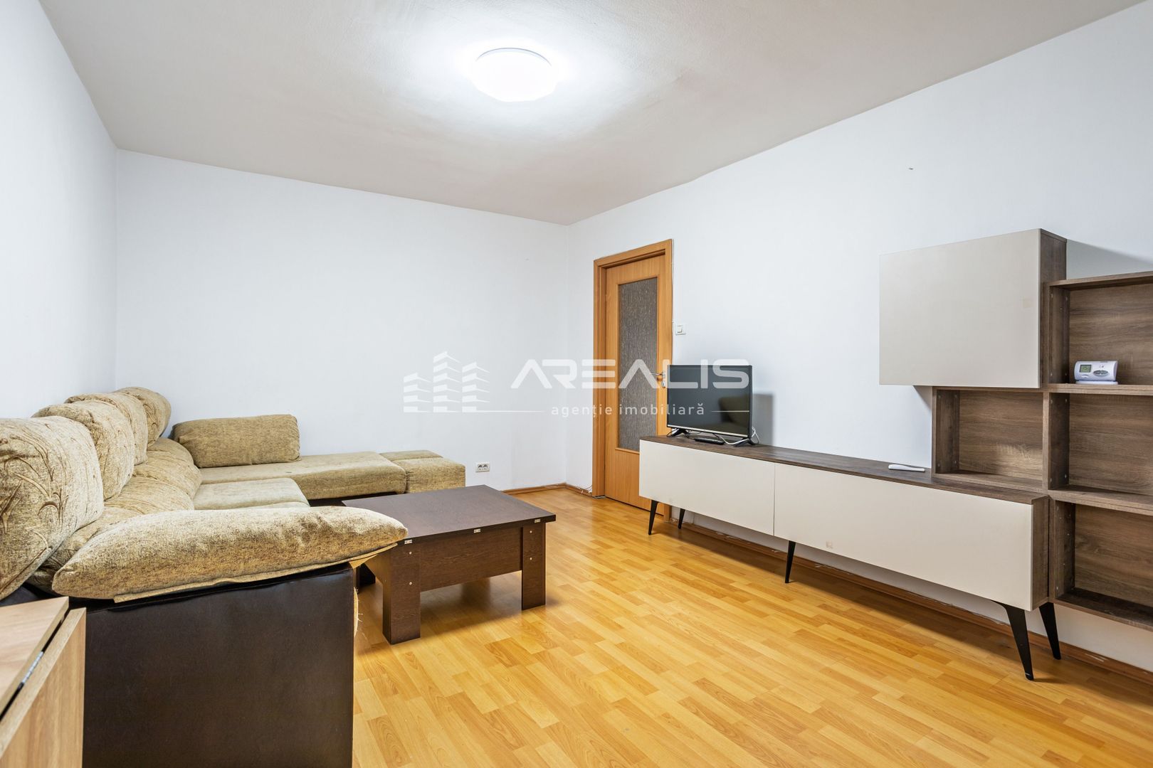 De închiriat -Apartament 3 camere, decomandat, zonă centrală - Poză 2