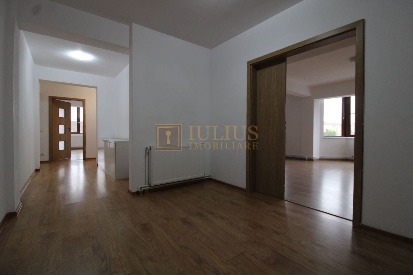 8 incaperi, 2 bai, centrala proprie, 3 locuri de parcare; Lipovei. - Poză 2