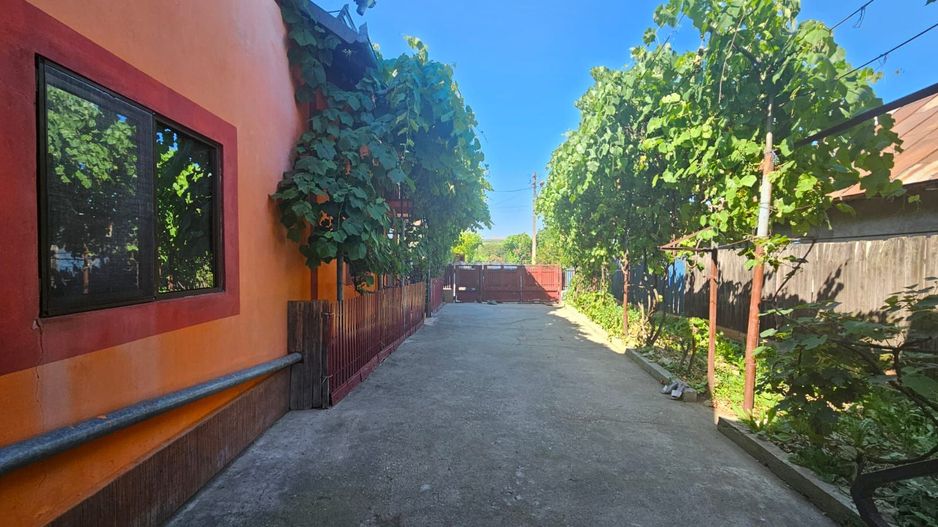 Casă de vânzare în Golești – locație excelentă lângă muzeu - Poză 13