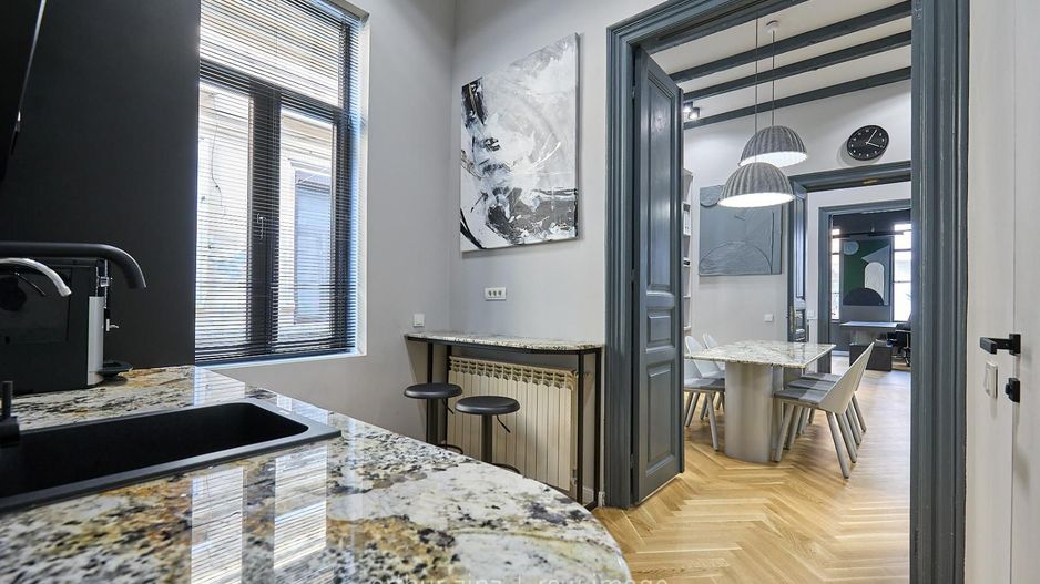 Birou amenajat | Mobilat si utilat | Cladire consolidata si renovata - Poză 11