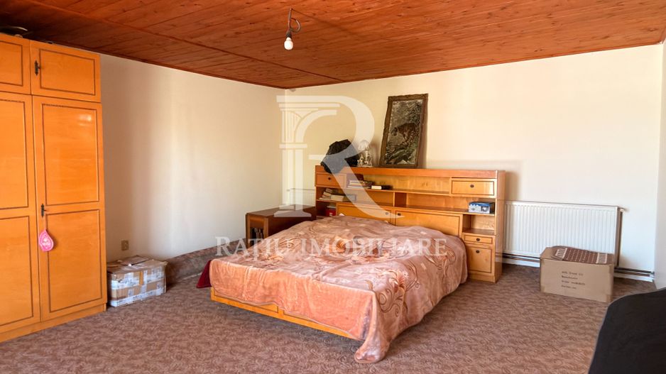 Casă cu spațiu comercial | Curte | Garaj | Parcare | Nojorid - Poză 16