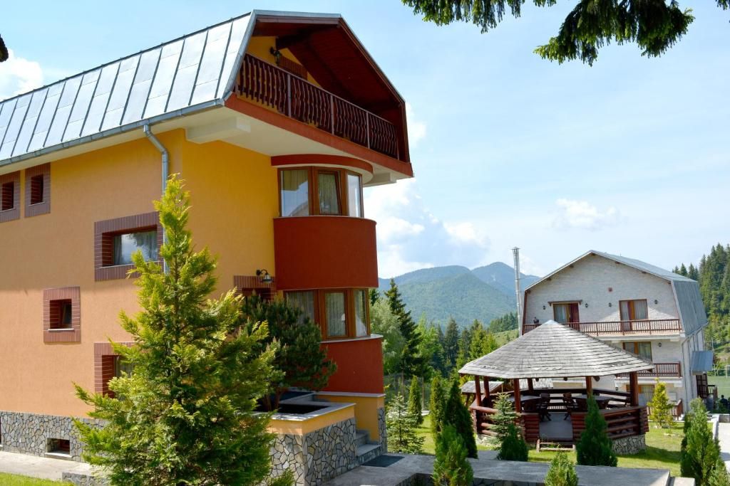 Domeniu turistic, zona pitoreasca, priveliste, aer curat, Fundata, Brasov - Poză 11