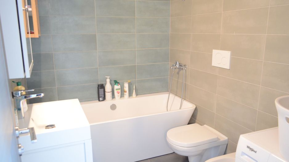 Apartament cu 3 camere, 2 bai, 2 terase, 2 garaje, in cartier Europa - Poză 8