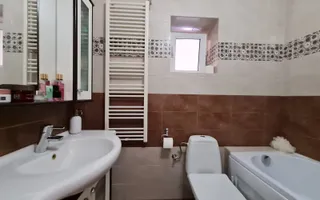 Casă cu teren generos pretabila pentru afacere - Poză 13