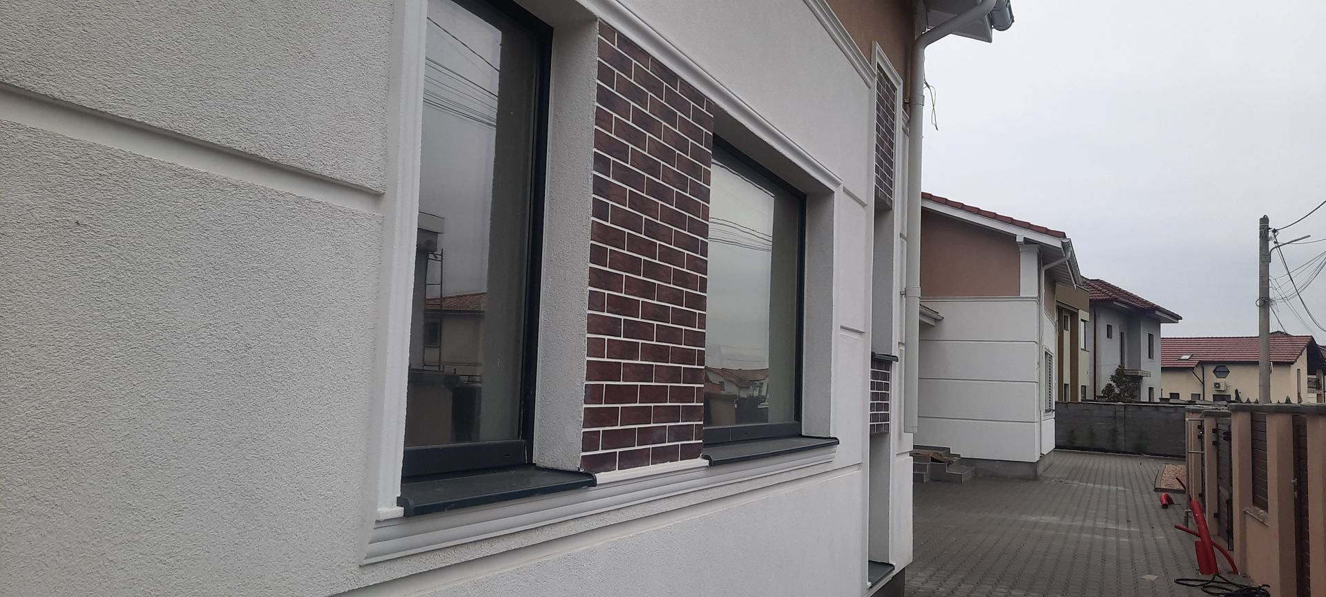 Duplex la cheie despartit prin garaj - Poză 4